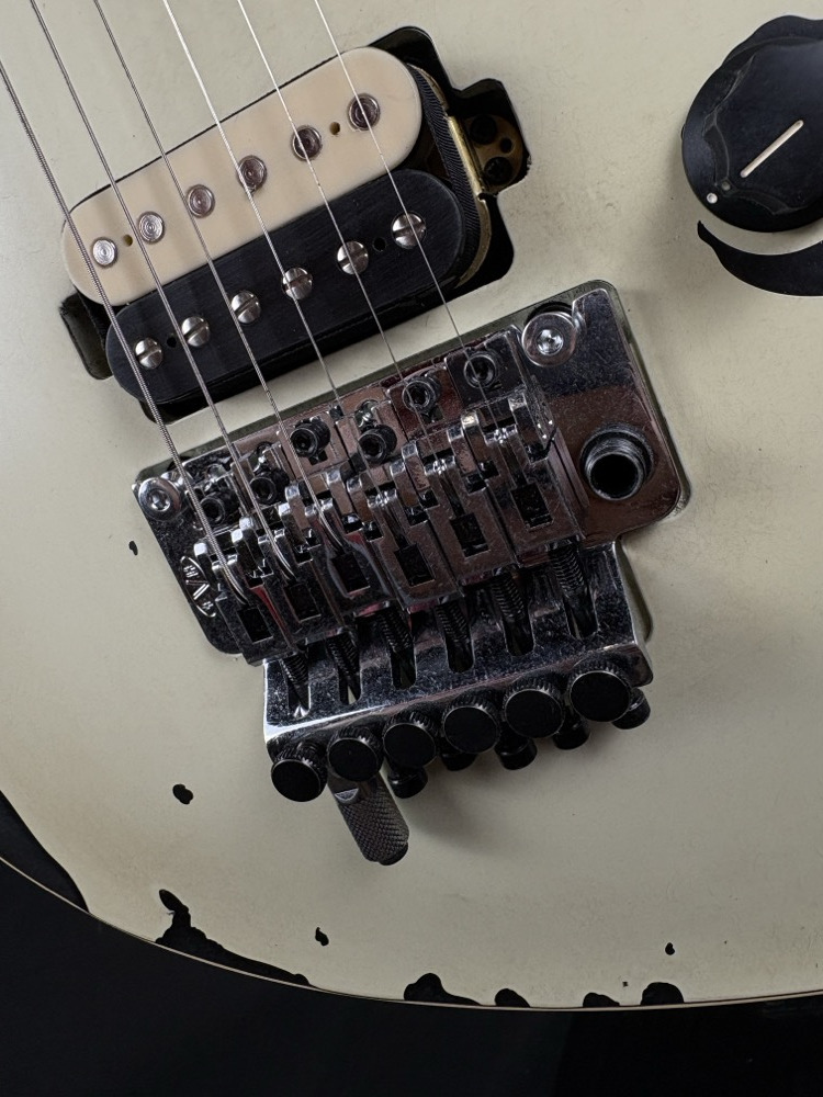 EVH EVH Limited Edition Wolfgang Special Striped Series, Distressed Ivory - Guitars