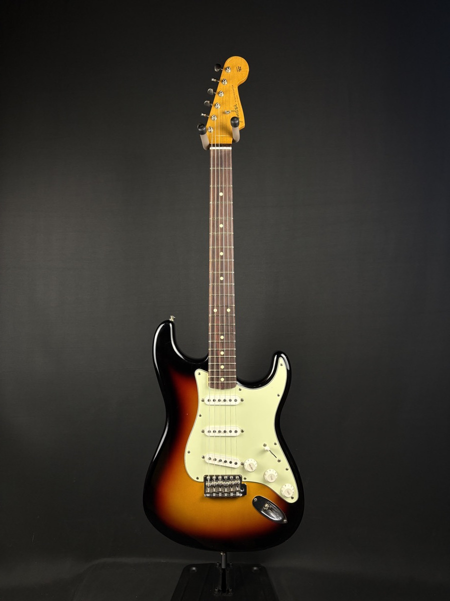 Fender Fender Limited Edition Vintera  Roadworn '60s Strat - 3 Tone Sunburst, HS Case - Guitars