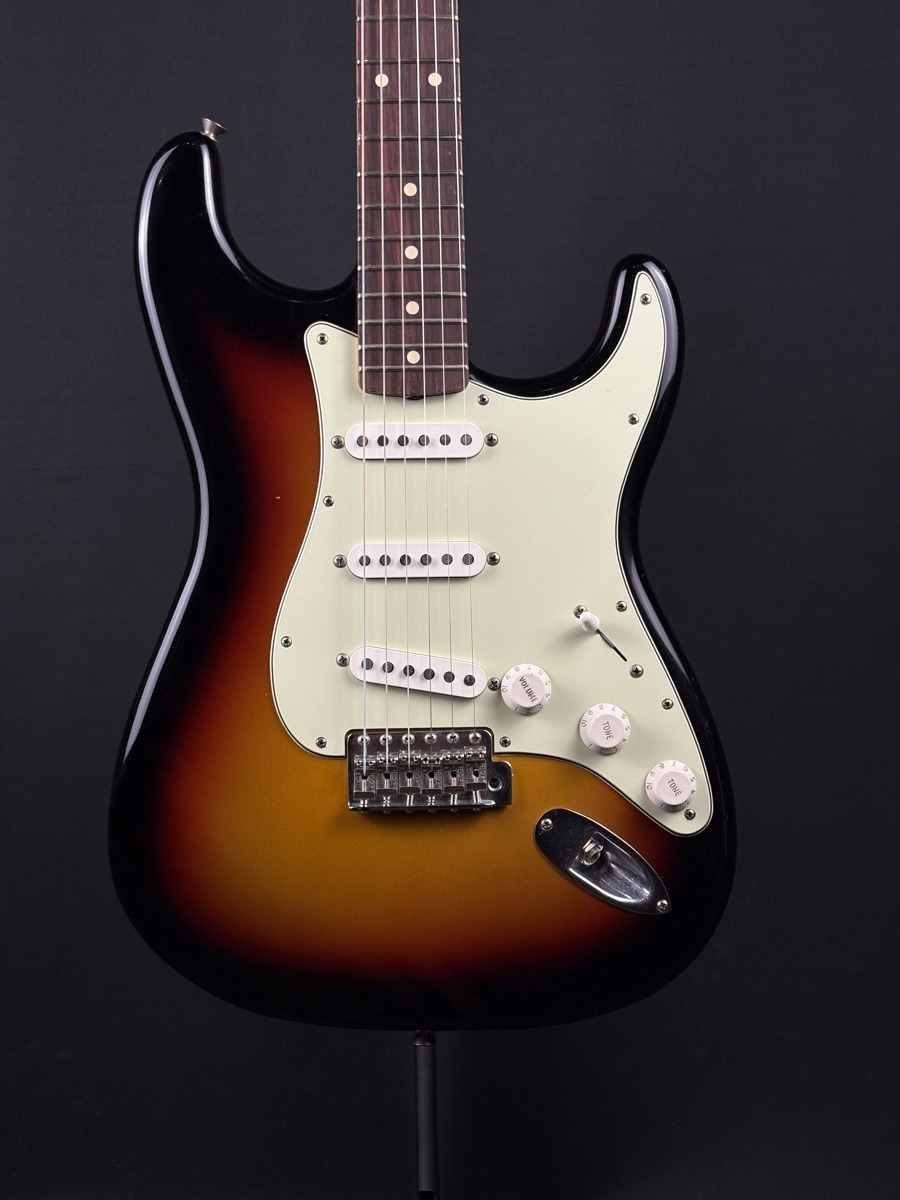 Fender Fender Limited Edition Vintera  Roadworn '60s Strat - 3 Tone Sunburst, HS Case - Guitars
