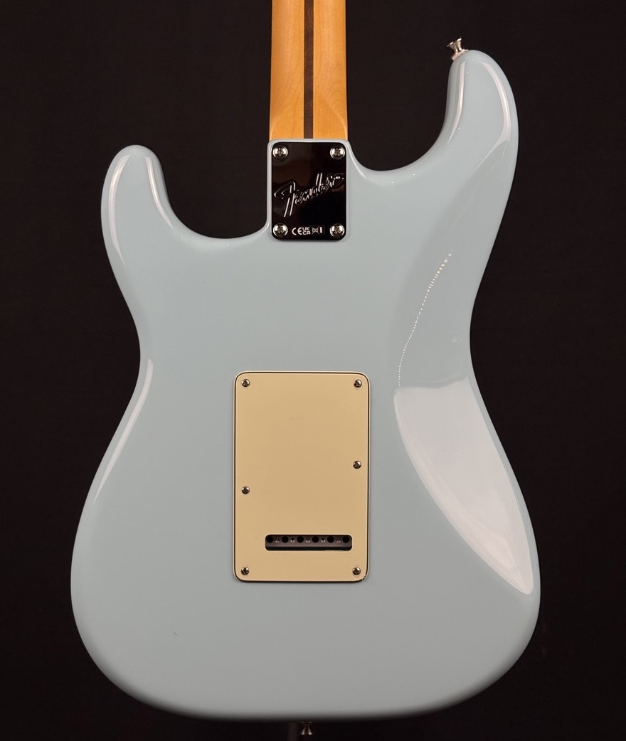 Fender Fender Limited Edition American Pro Classic Strat, Silent System, Daphne Blue - Guitars