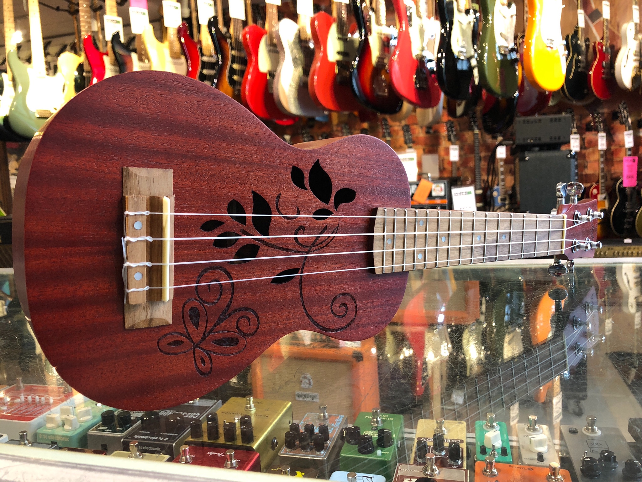 Molakai M-10FLS Soprano Floral Ukulele In Mahogany