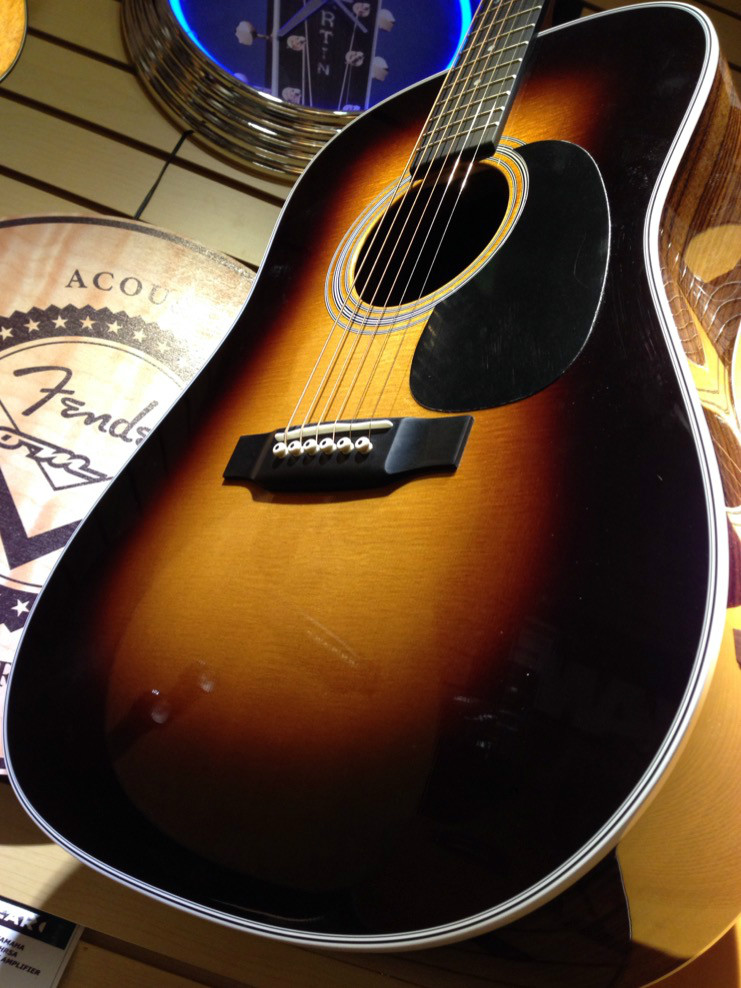 Martin Martin D-28 Sunburst - Guitars