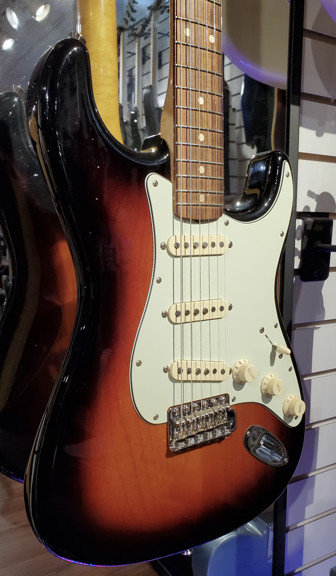 Fender USED Fender Vintera 60's Strat w/ac bag - CONSIGNMENT - Used