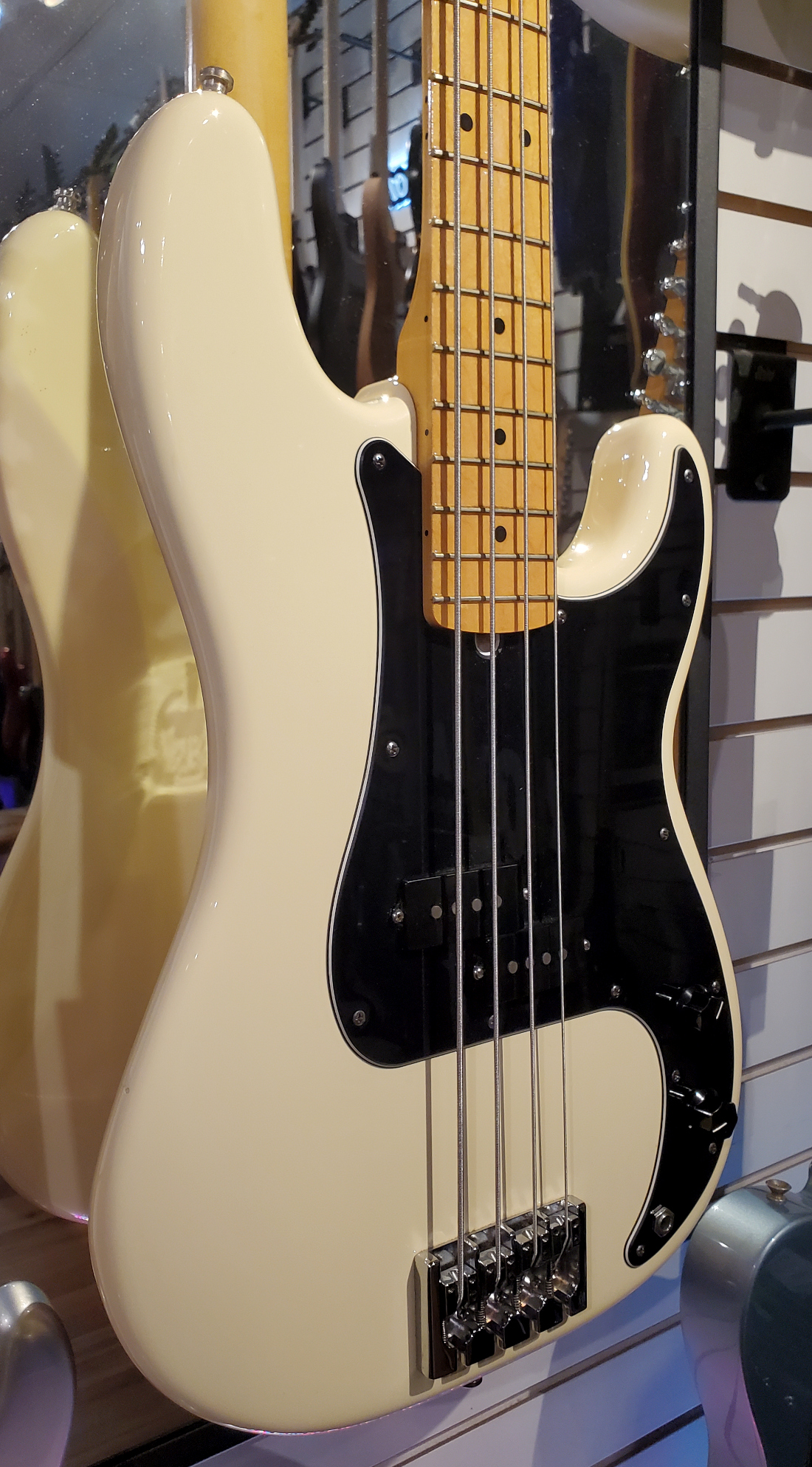 Fender USED Fender 2011 American Standard P-Bass w/case - CONSIGNMENT - Used