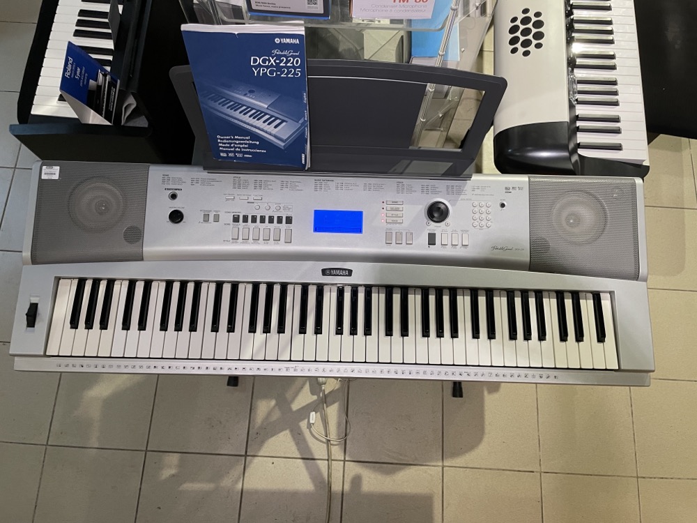USED Yamaha DGX-220 76 Key Digital Piano