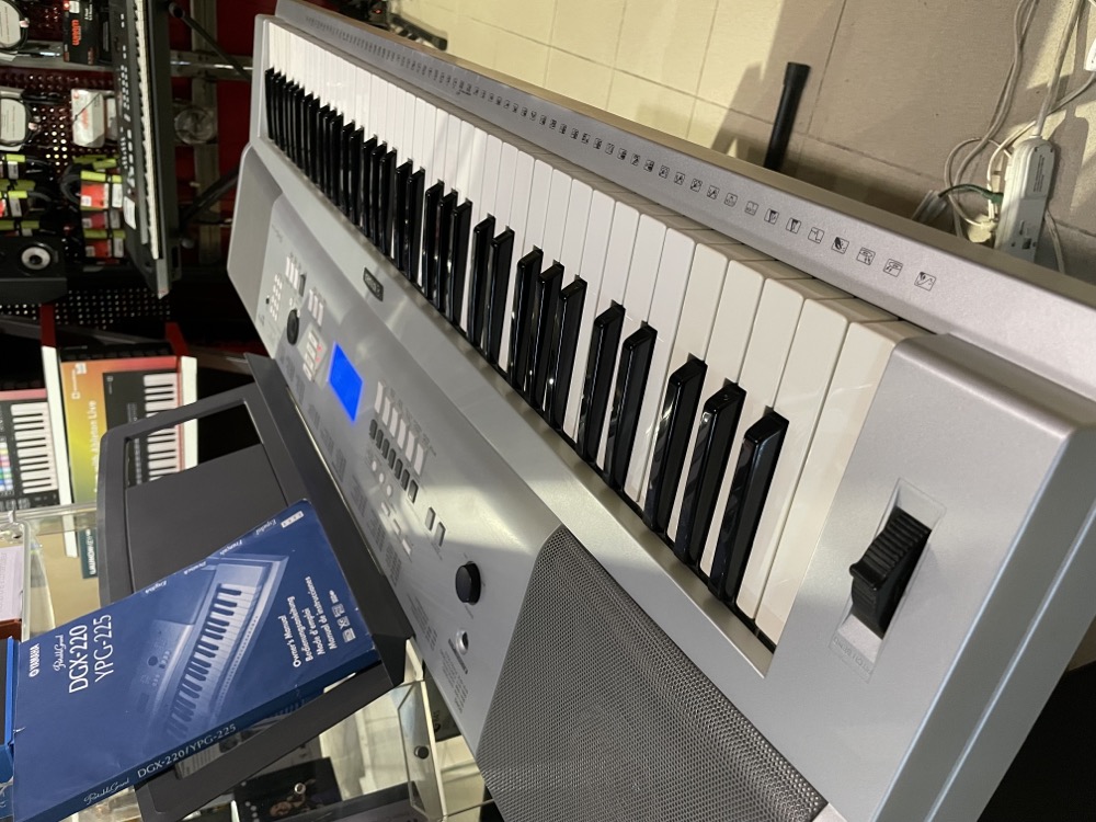 Yamaha dgx 220 deals price