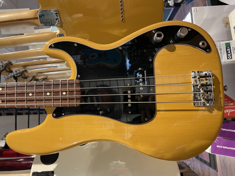 USED 2007 Fender Precision Bass w/Hardshell  …