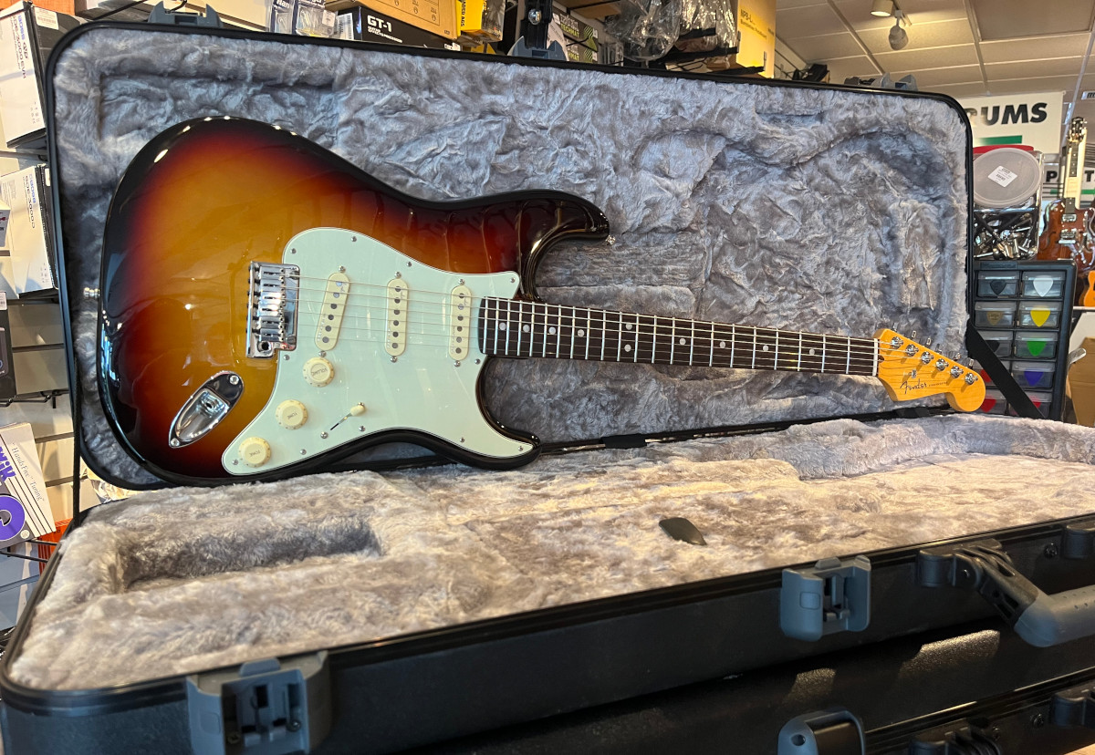 Fender USED Fender American Ultra Stratocaster in Ultra Burst w/OHSC - Used