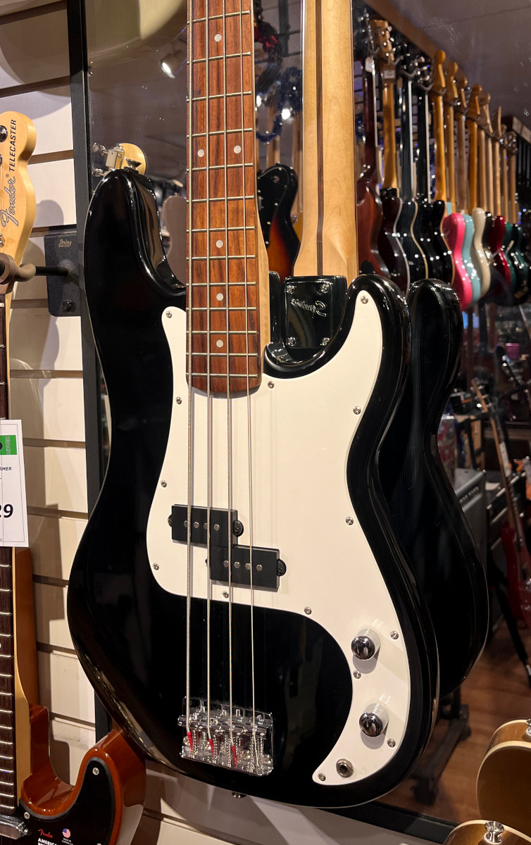 USED Squier Affinity P-Bass Black w/bag  …