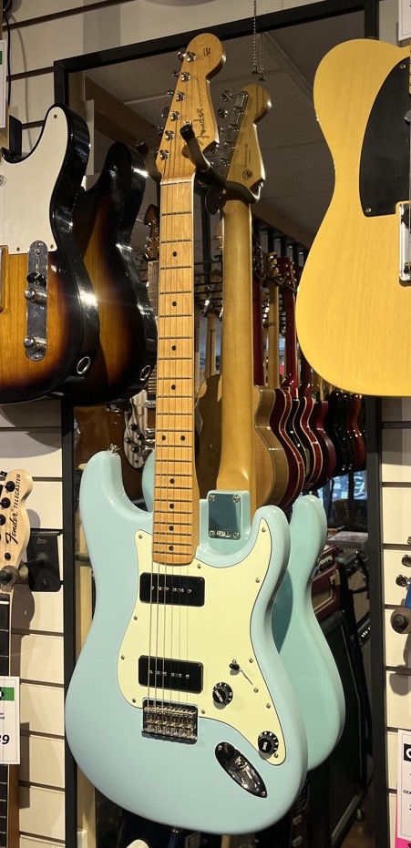 USED Fender Noventa Stratocaster in Daphne  …
