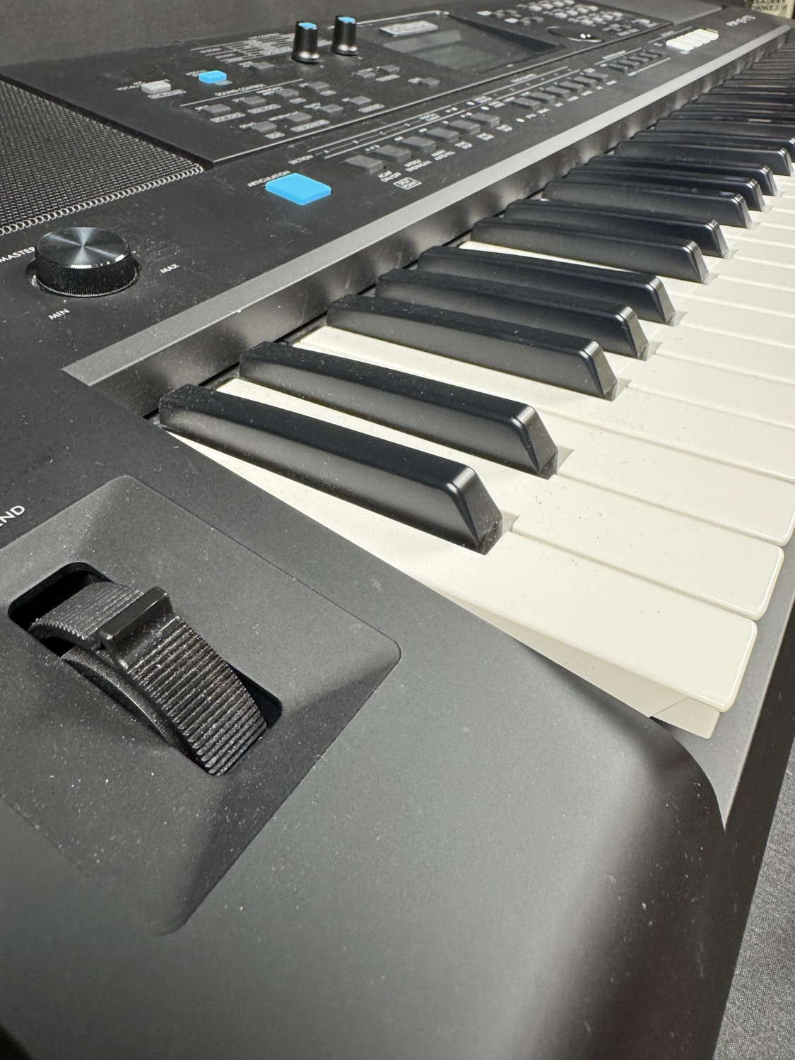 Yamaha USED Yamaha PSR-E473 61 Key Portable Arranger Keyboard With Controls - Used